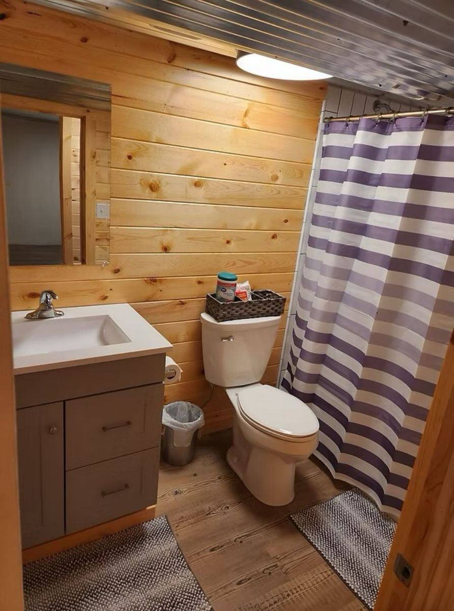 Full bathroom with walk-in shower at Cloverdale House