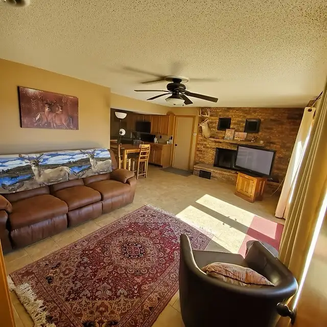 Lake Lodge great room with leather seating and satellite TV