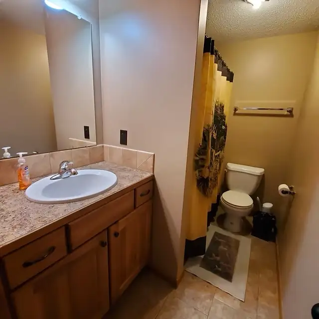 Full bathroom at Lake Lodge